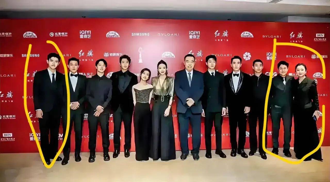 一张合照引发了网友的热议,照片中,大导演陈凯歌站在c位,身高185的他