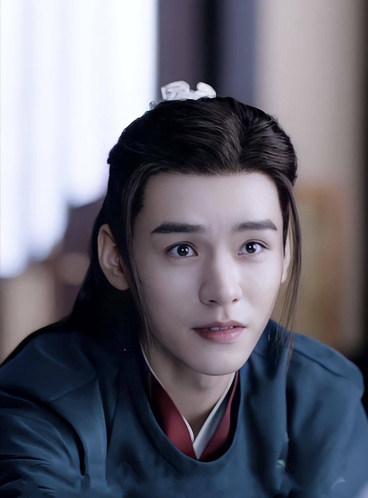 剧中人物明显更有吸引力,从两位主演龚俊和张哲瀚正在飙升的热度看