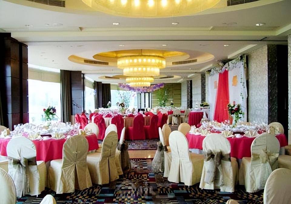 "跳水女皇"郭晶晶:婚礼连换12套百万礼服,过亿彩礼下嫁霍家_霍启刚