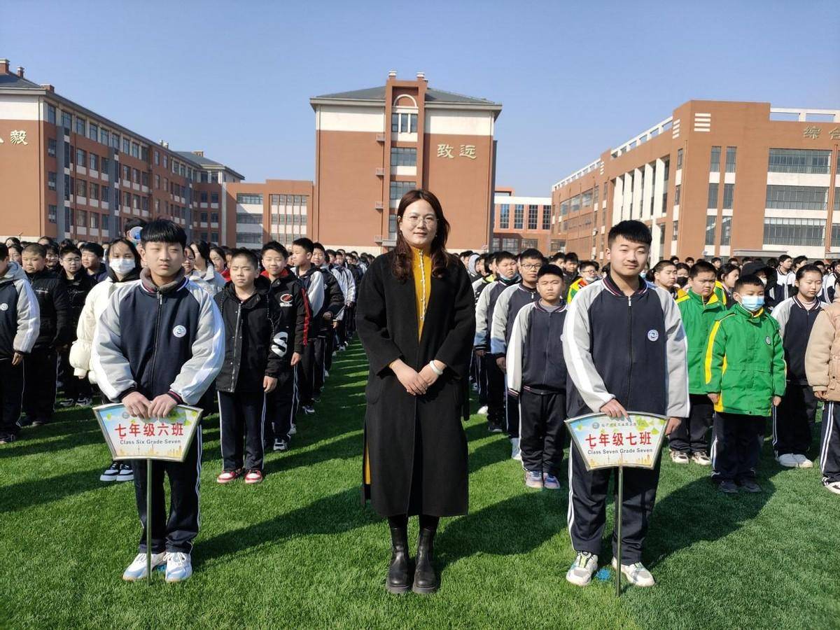 王玉华老师与学生一起参加升国旗仪式二,带着欣赏去教育,做一个尊重