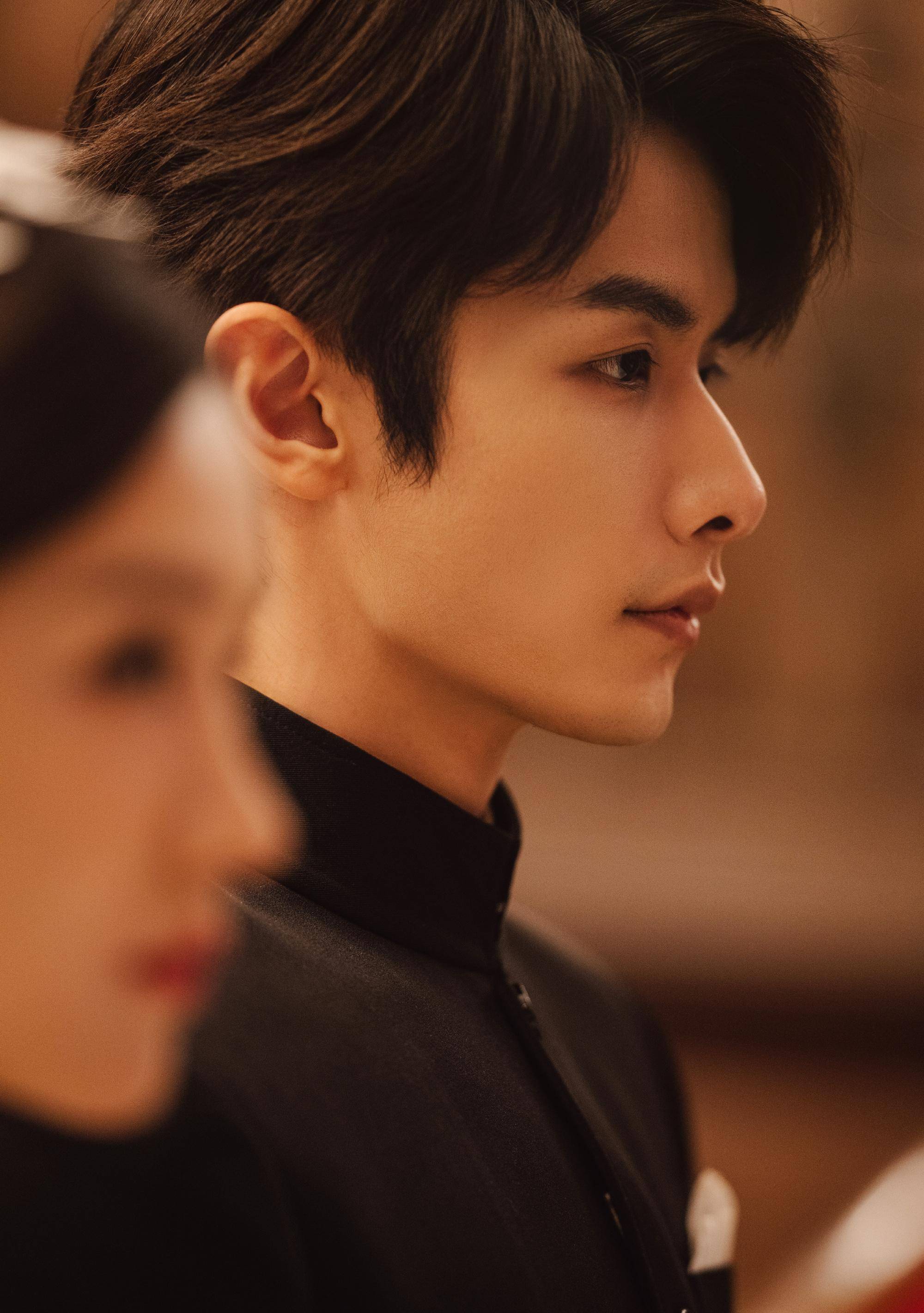 新仙林头牌歌女姜罂精心设局嫁给富商杜景窗(王若麟饰)以完成复仇大计