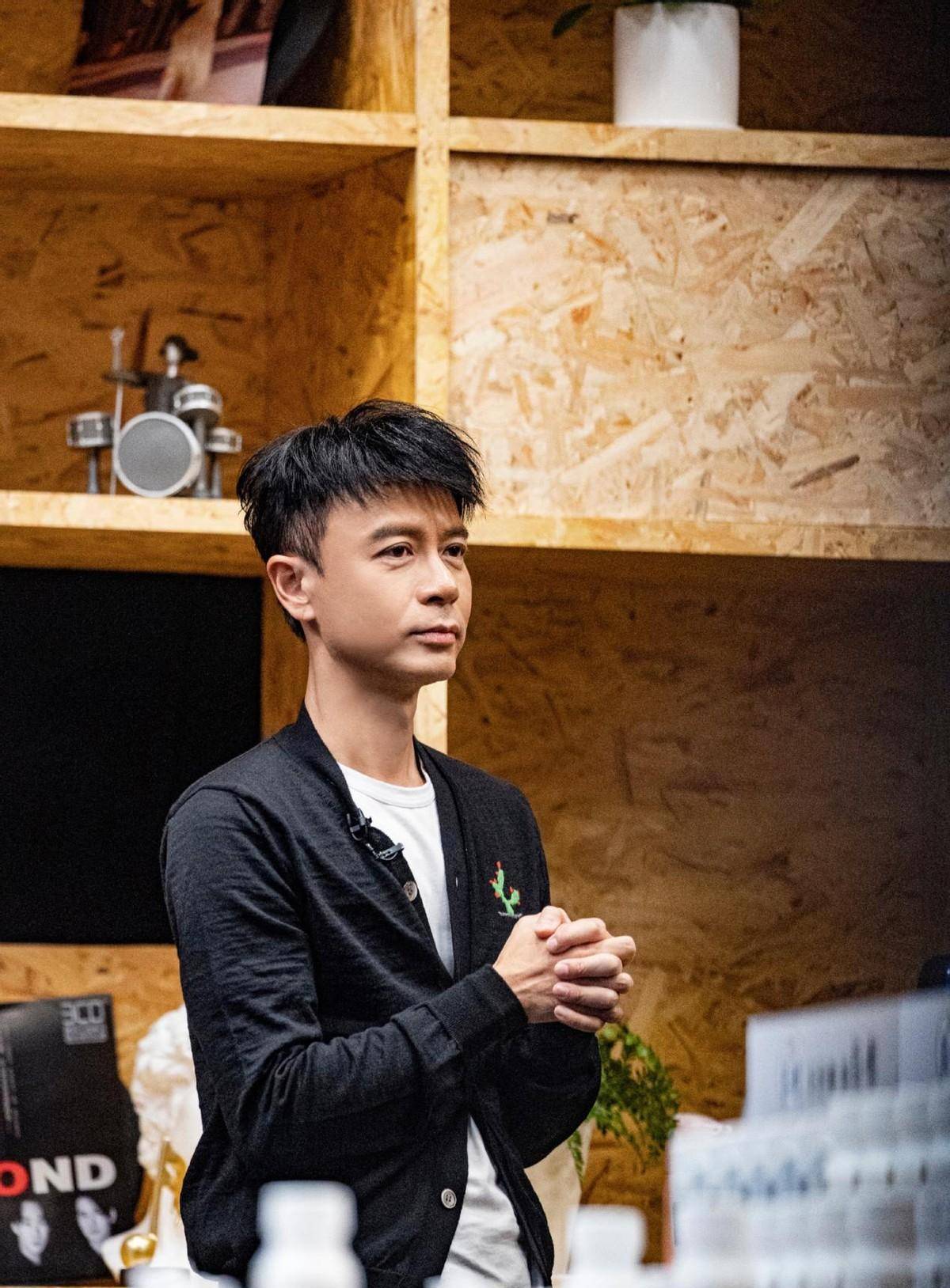 这档节目集结了16位歌手,其中不少的歌手都是我们所喜爱的,年龄范围亦