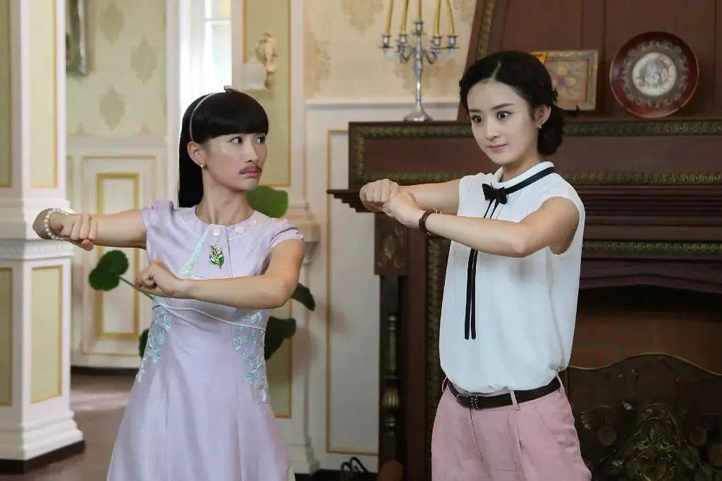 陶昕然确实不太高,官方报出的身高是163cm,就连站在身高165cm的赵丽颖