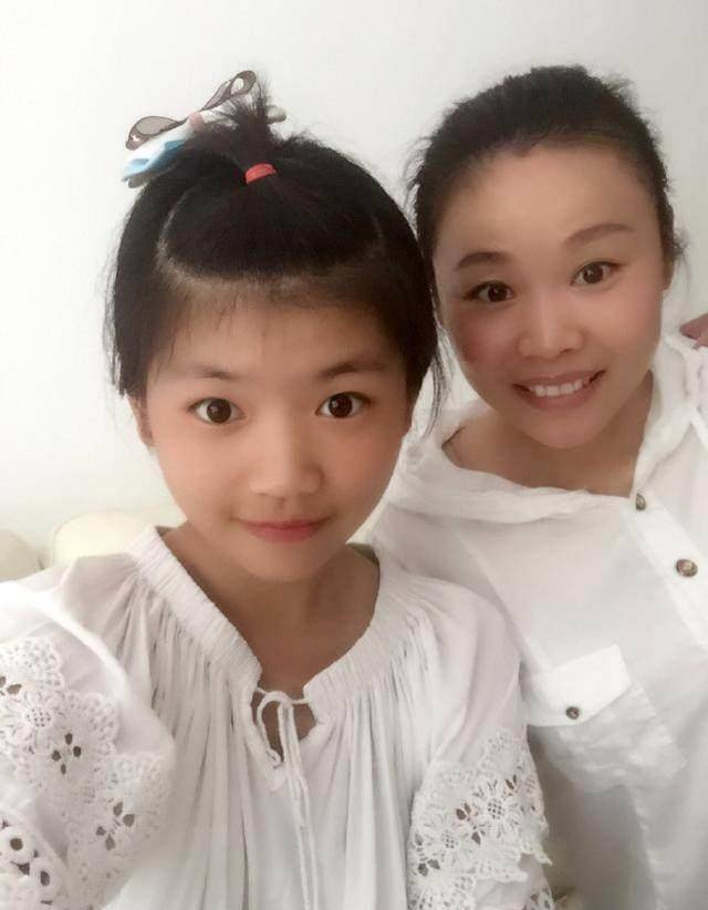 草帽姐签名摆满桌,苦练瑜伽表情痛苦,女儿像极了她,老公好胖!