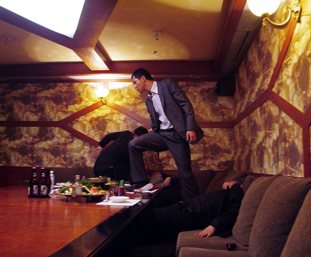 剧中的主人公赵炳斗(由赵仁成饰演)是一个社团小头目,他面临着生活的