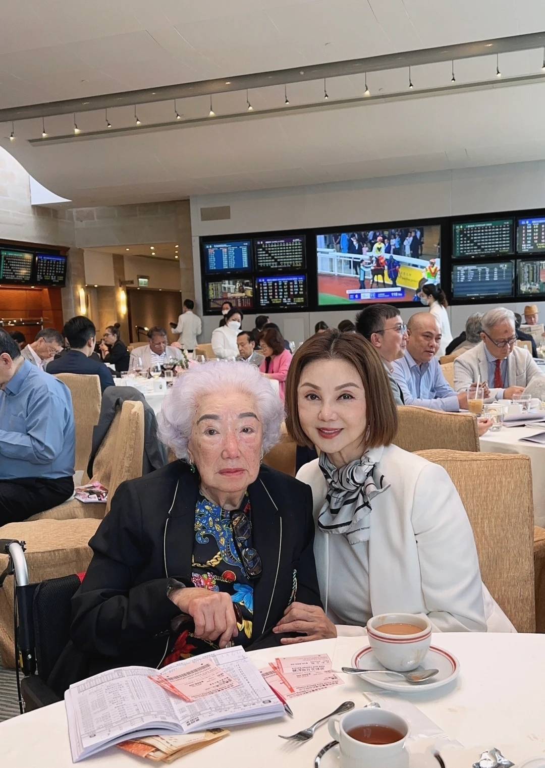 的母亲祝福,而谢玲玲也不例外,她在母亲节前夕罕见和婆婆余宝珠同框了