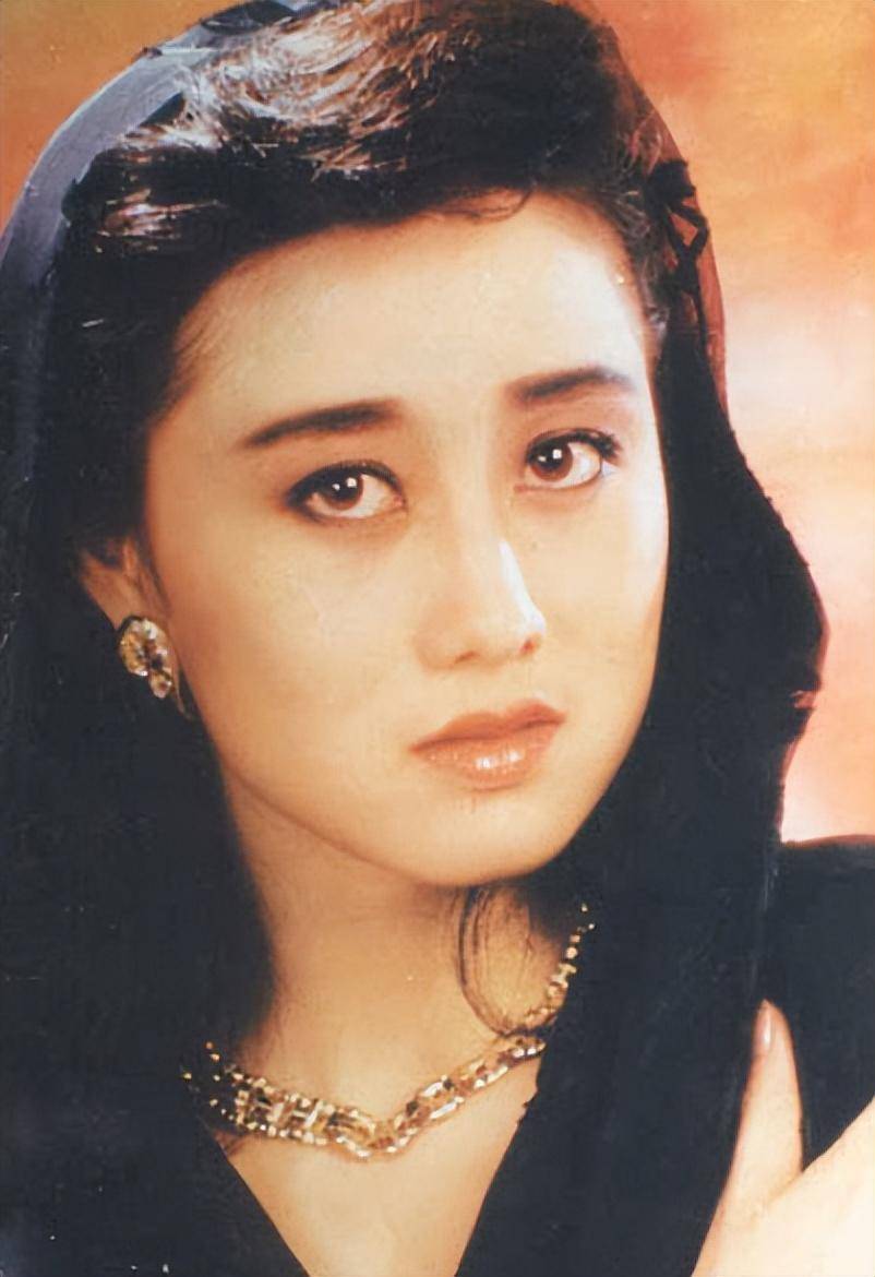 61岁利智罕现身,头发稀疏双颊下垂似妇女,曾被誉为港圈第一女子