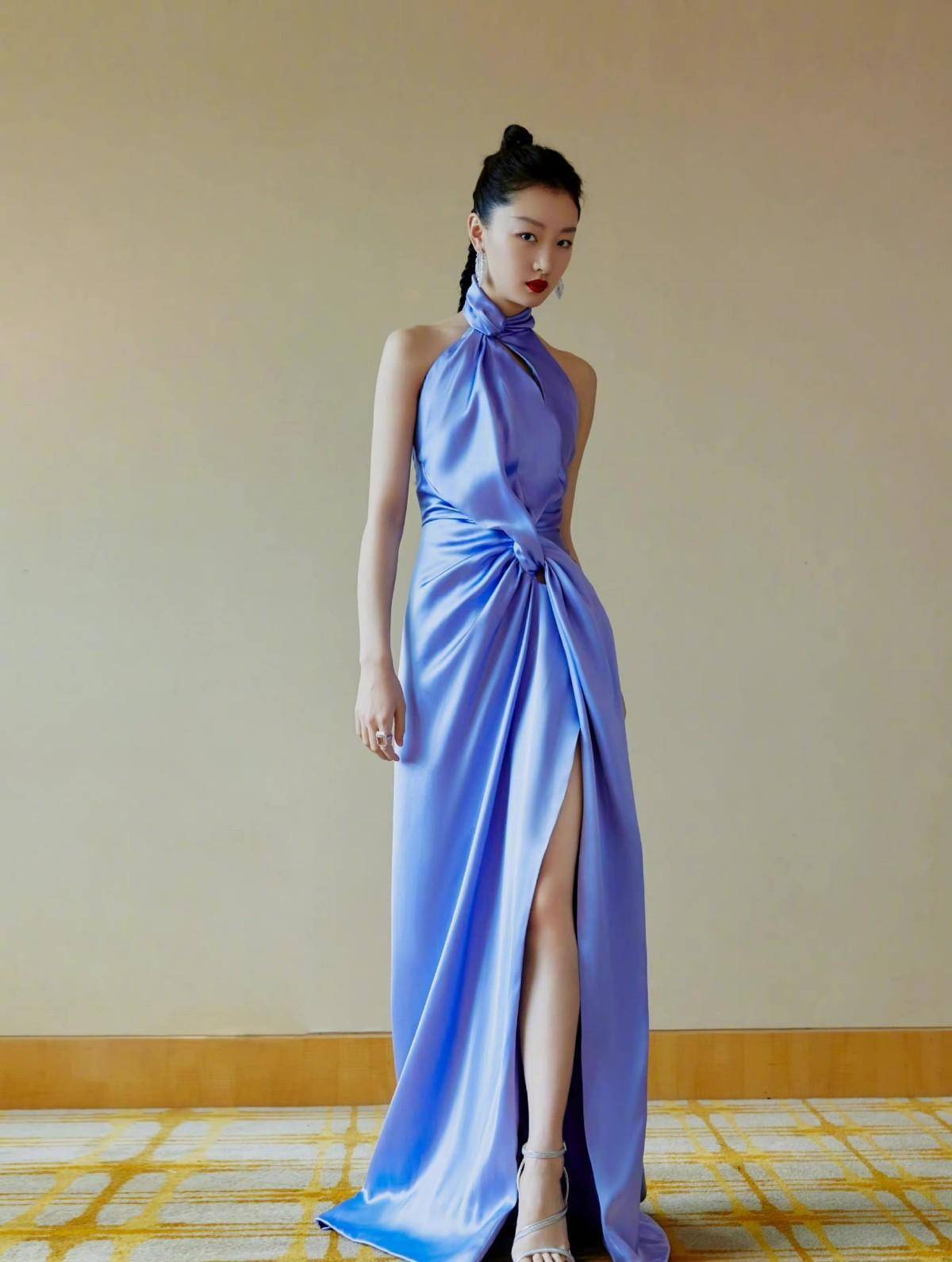 周冬雨这身裙子,裙摆的开衩直接在大腿上.