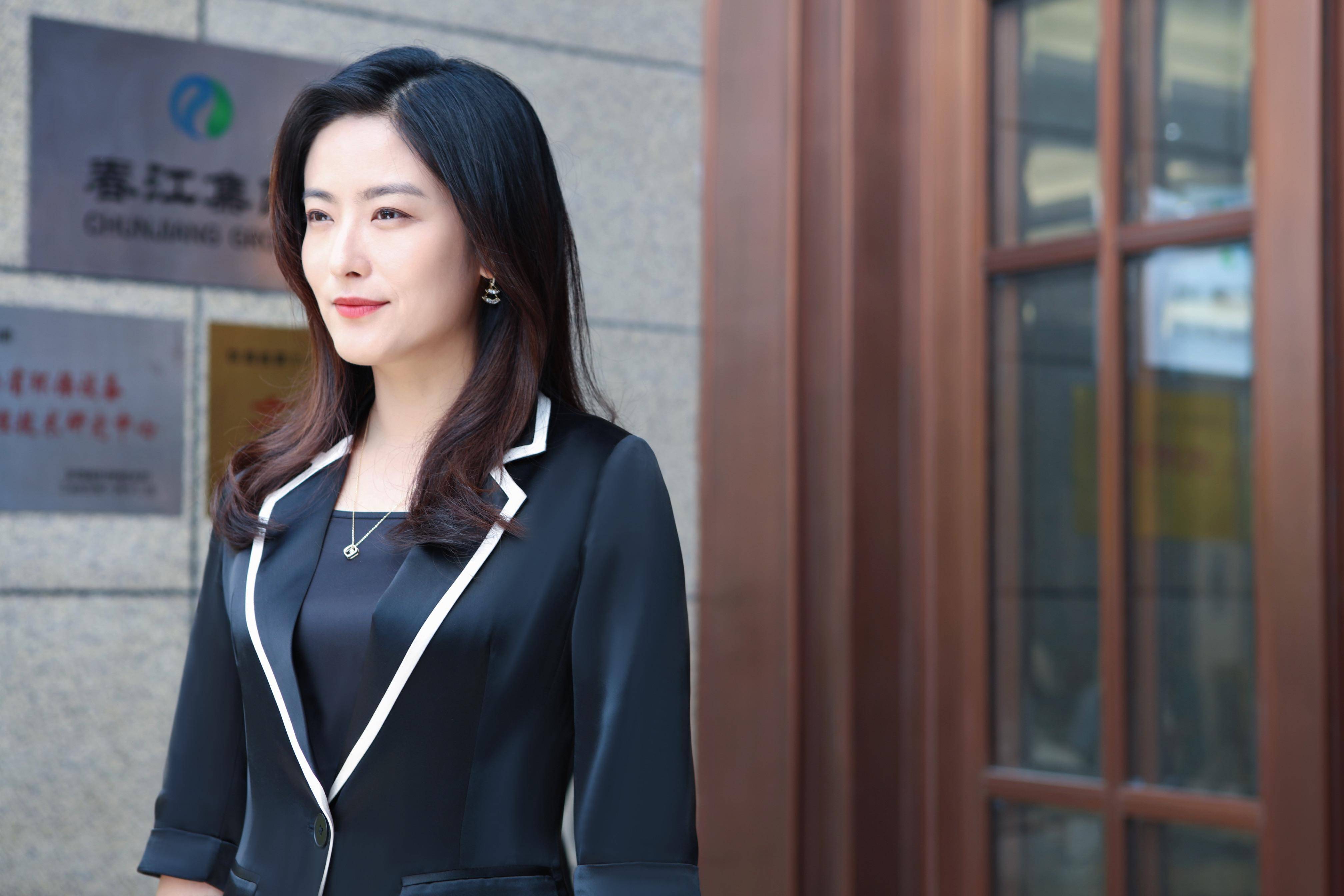 当时,徐百慧竟然和隋俊波的官宣照有点撞脸,加上官