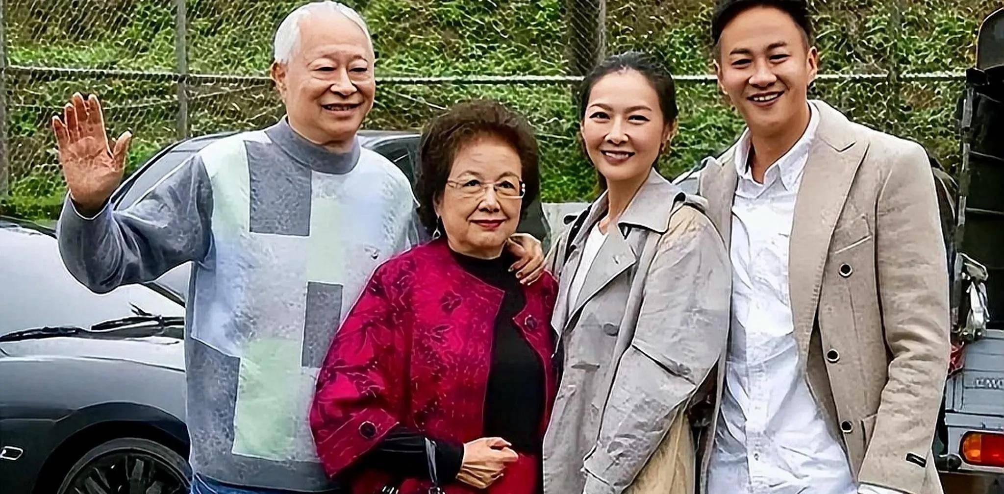 何润东全家福曝光妻子低调 气质好,母亲比儿媳妇上镜头!