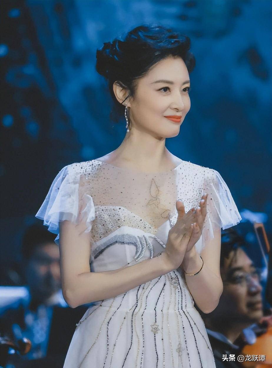 55岁周涛:从电视主持到董事长,她和姐姐走上了截然不同的两条路_男子