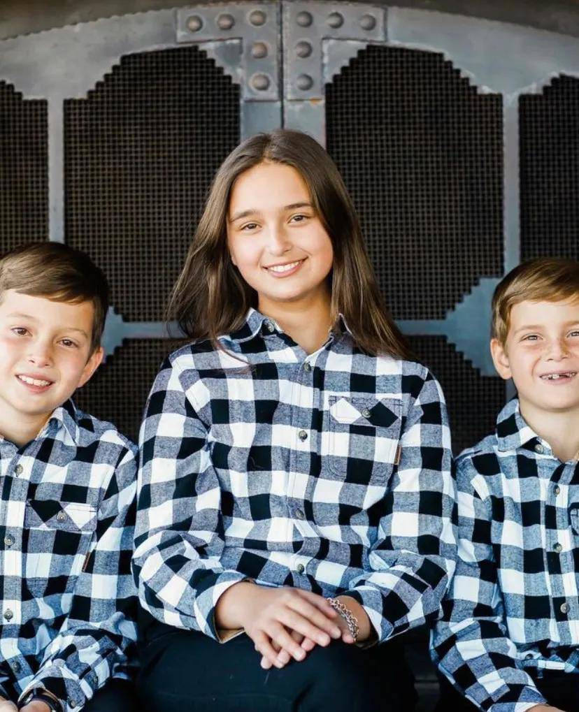 穿着相同的方格衬衫,阿拉贝拉和伊万卡越来越像,很大方的看着镜头