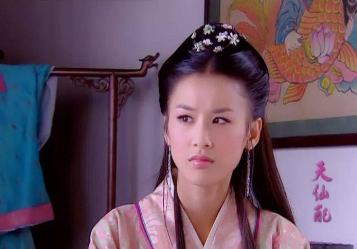 之后的《白蛇传说》她也被说的很惨,角色甚至还不如蔡卓妍饰演的青蛇