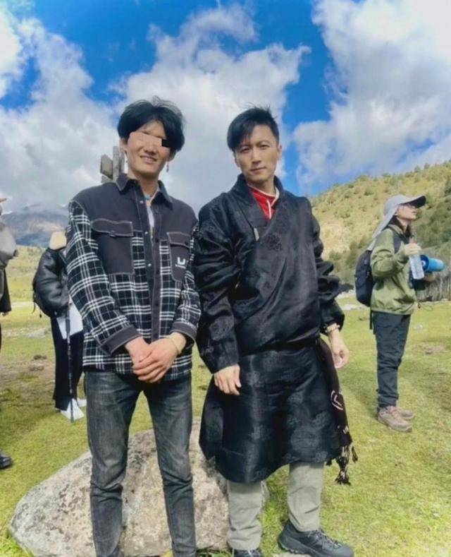 在网上的一些路透中,谢霆锋在理塘与丁真合拍节目