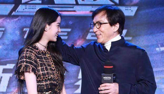 现场成龙与欧阳娜娜当台亲密耳语,爱抚摸头好似父女.
