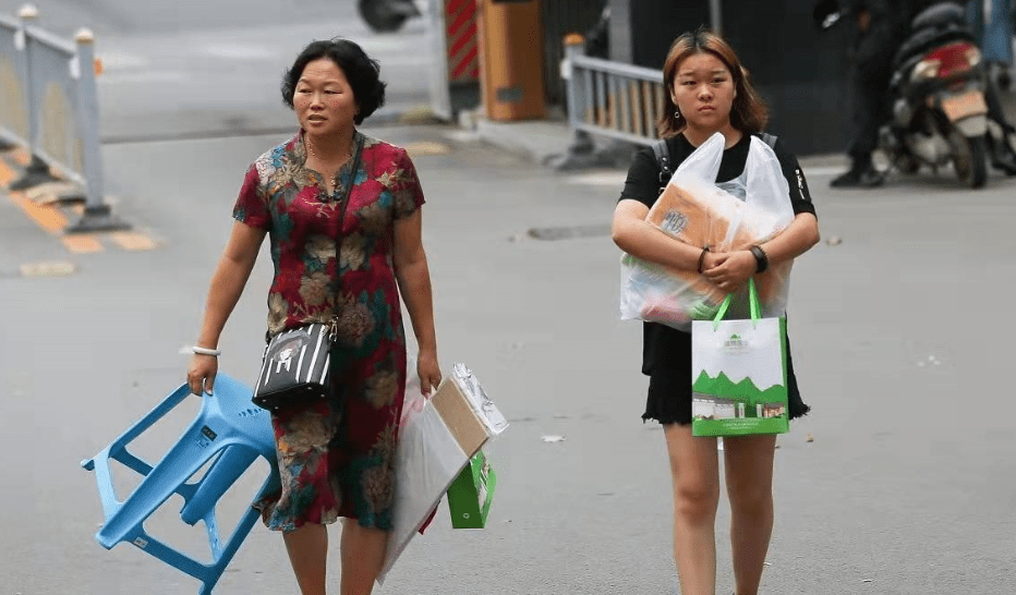 儿子母亲节偷偷给妈妈买花,被家长嫌贵要求退掉,扫兴的家长破坏力很大