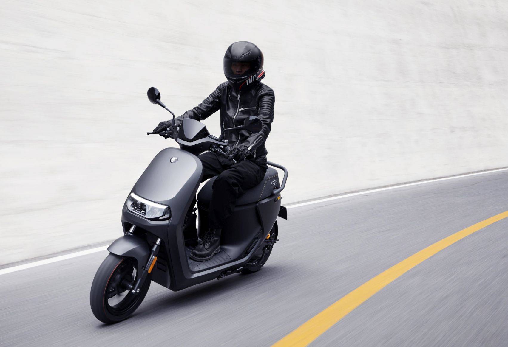 九号电动e300p来了,高性能踏板电摩,零百加速不到7.