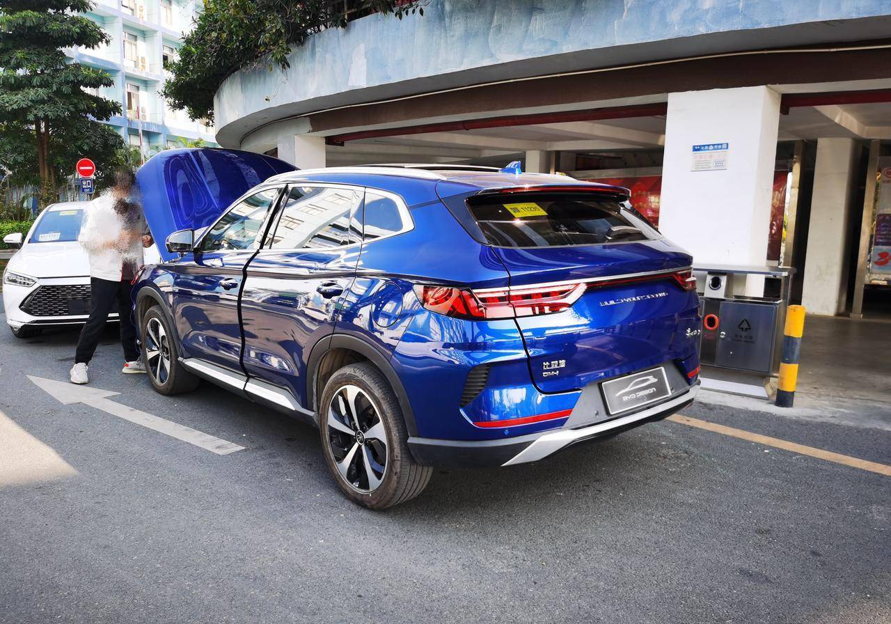 比亚迪宋plus插混版街头现身,蔚蓝涂装颇为时尚,亏电油耗4.