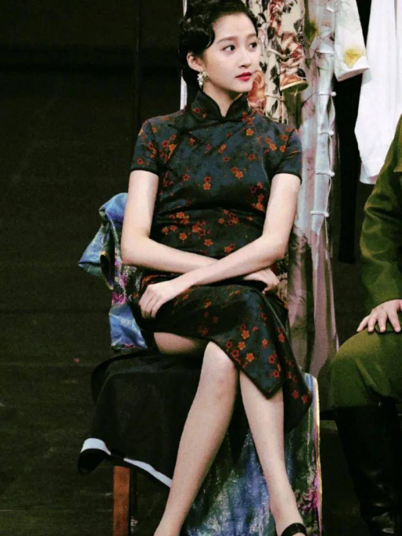 关晓彤旗袍造型曝光,身材玲珑有致,舞姿迷人似精灵一般_曲线_感觉