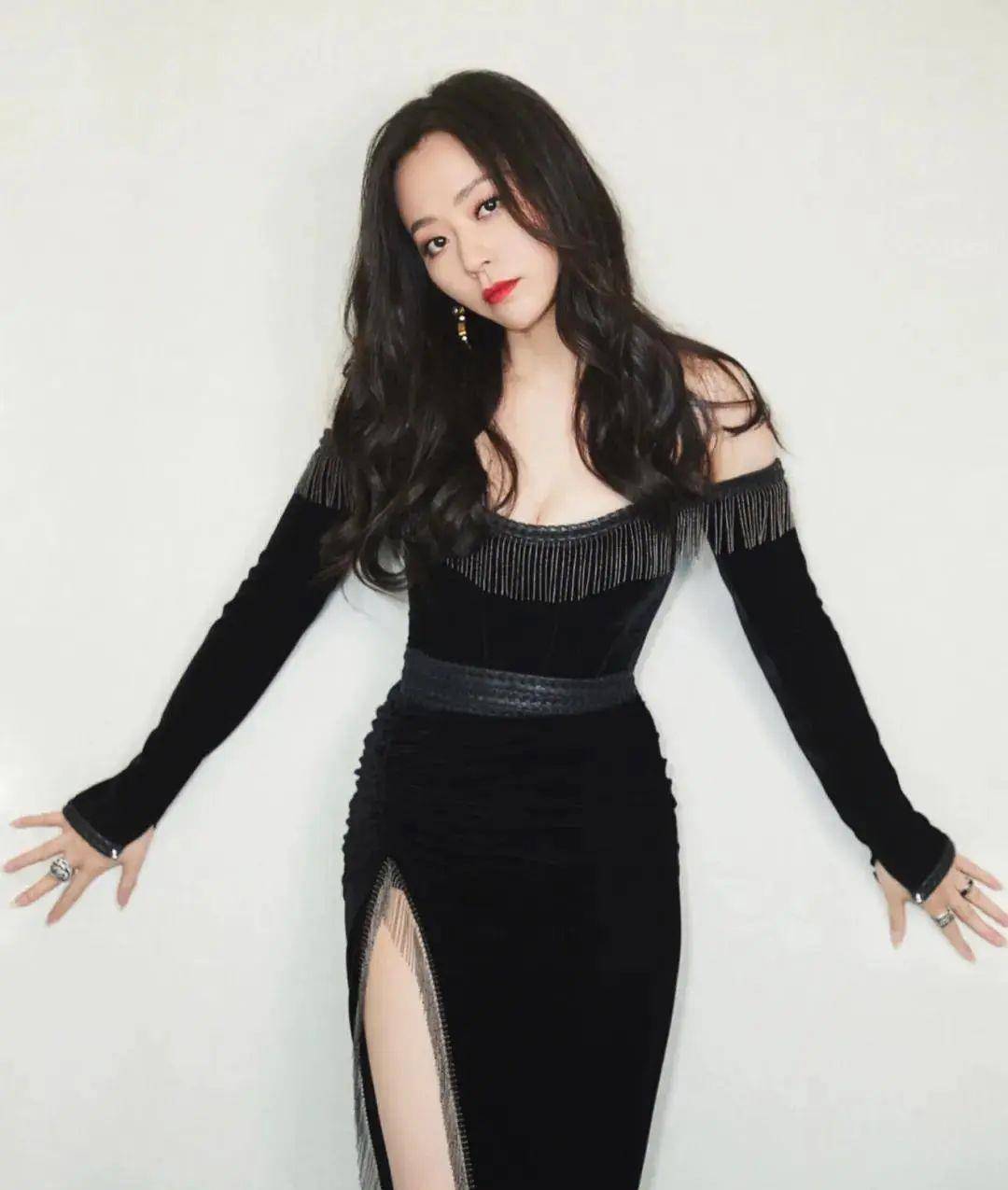 162的张靓颖个子虽小却很丰满,穿上下开叉的裙子秀凹凸曲线_身材_时尚