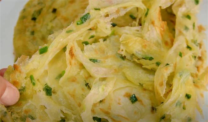 葱花饼简单做法,柔软层次多,简单卷一卷,3分钟一张,太香了_案板_剂子