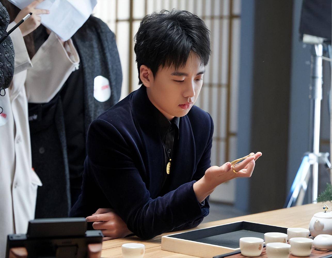 这一次,27岁的郭麒麟,揭开了德云社的粉饰太平_郭德纲_少班主_相声