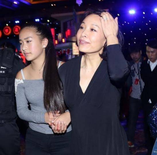 陈冲夫妇罕同框合照,二婚外籍老公气质不一般,两人相伴28年_彼德_女儿