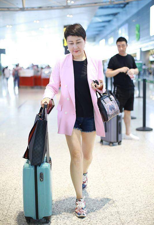 张凯丽热衷于穿短裤和短裙,主要因为她拥有一双非常美丽的豆腐腿