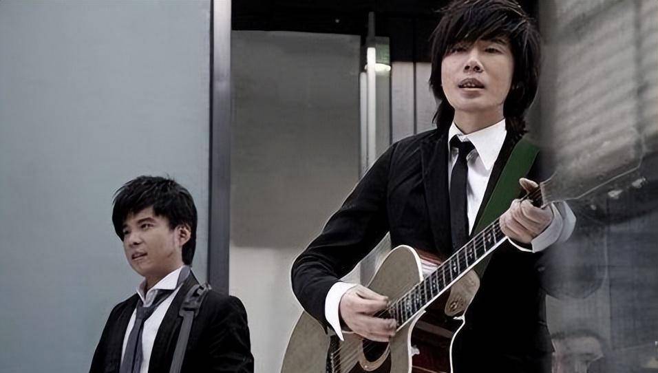 爆红后换人,前成员李健越来越火,他们却在乡镇商演_卢庚戌_音乐_缪杰