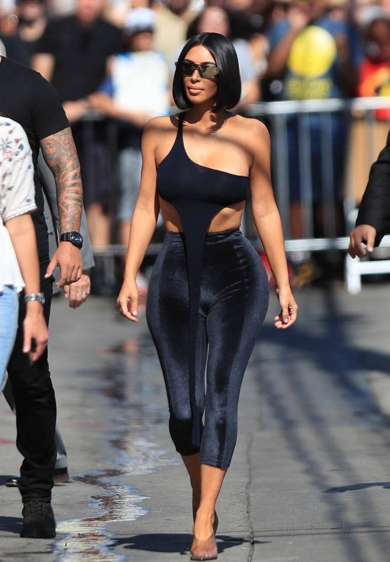 卡戴珊为博眼球真狠!穿珍珠衣走红毯直接撑破,这身材真实存在吗