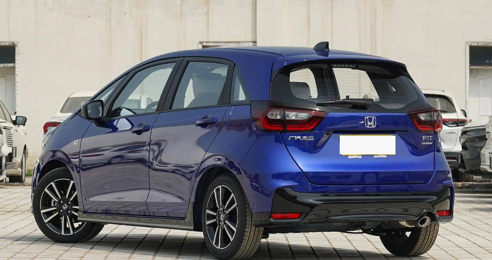 23款的本田飞度外观颜值变得更加具有运动感,新车搭载了led大灯,并且