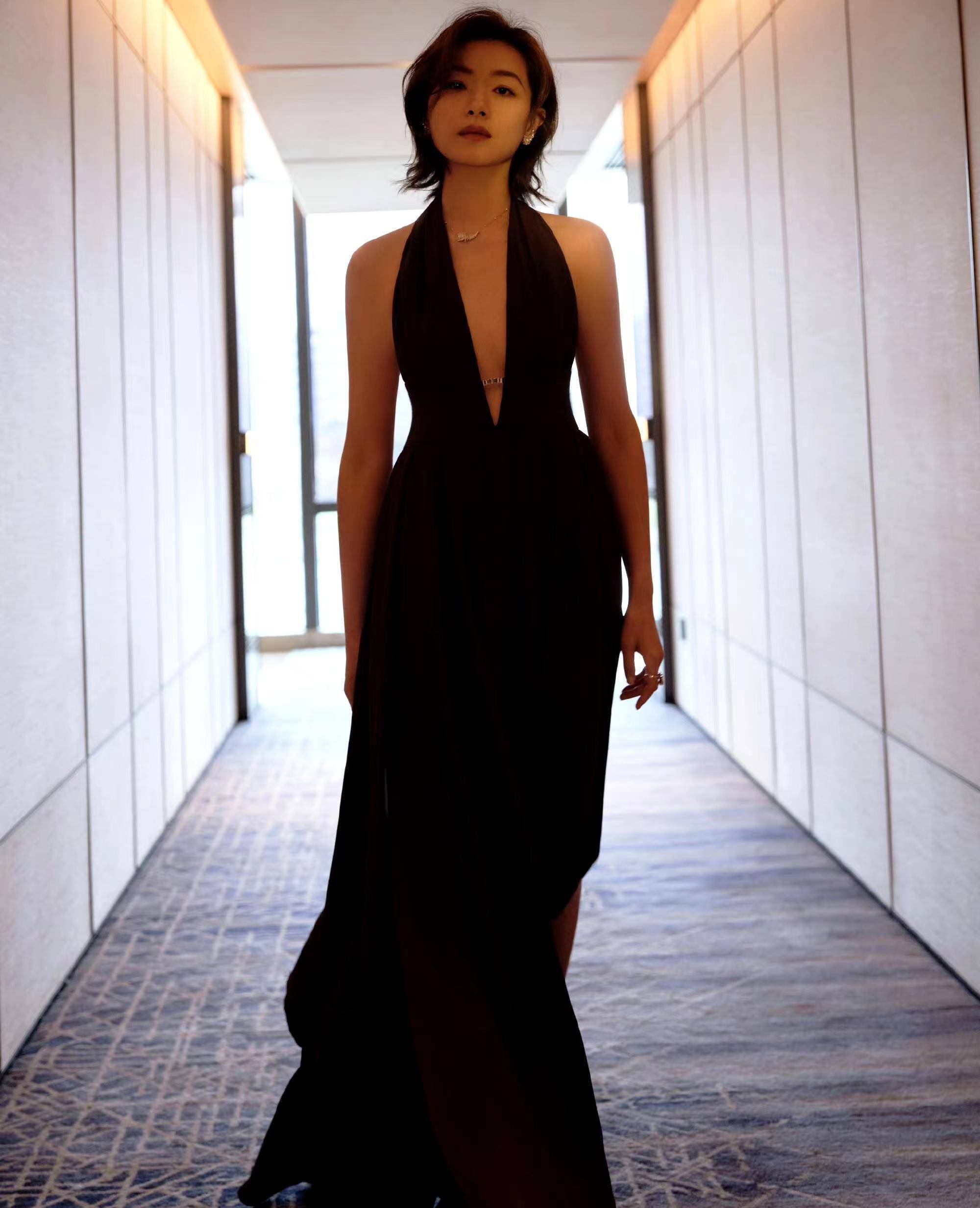 万茜的美貌可不低调,一袭深v黑裙现身红毯,优雅惊艳!_身材_黑色_造型