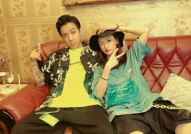 网红大狼狗夫妇官宣怀三胎,停播三个月养胎,近照略显疲惫_郑建鹏_直播