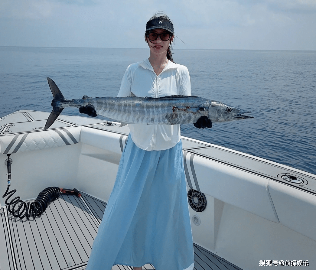 36岁袁姗姗晒马尔代夫旅行照,穿比基尼身材绝美,a4腰马甲线抢镜_开心