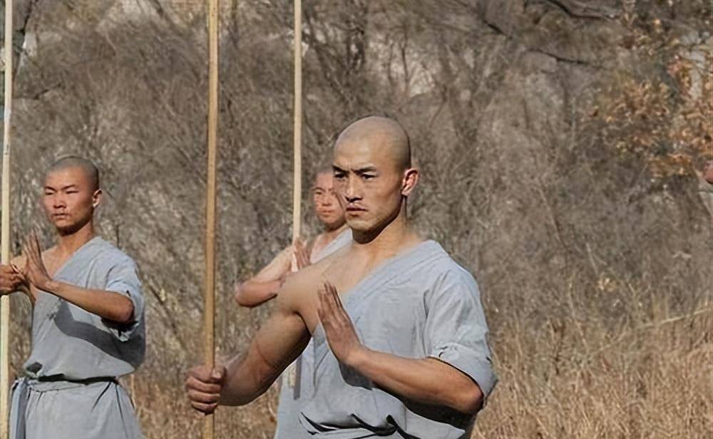 网红武僧一龙头被打伤,年入千万有人眼红,神秘人:你不配为武僧_少林寺