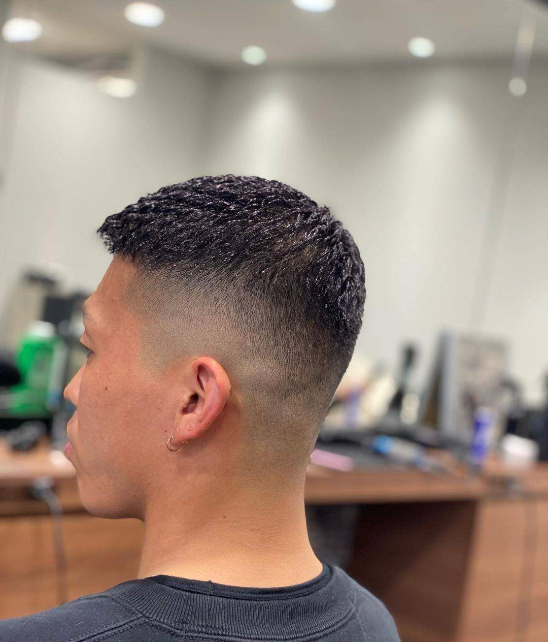 两侧铲短男士发型适合所有人,头发花白大叔剪完不一样,不信你看_时尚