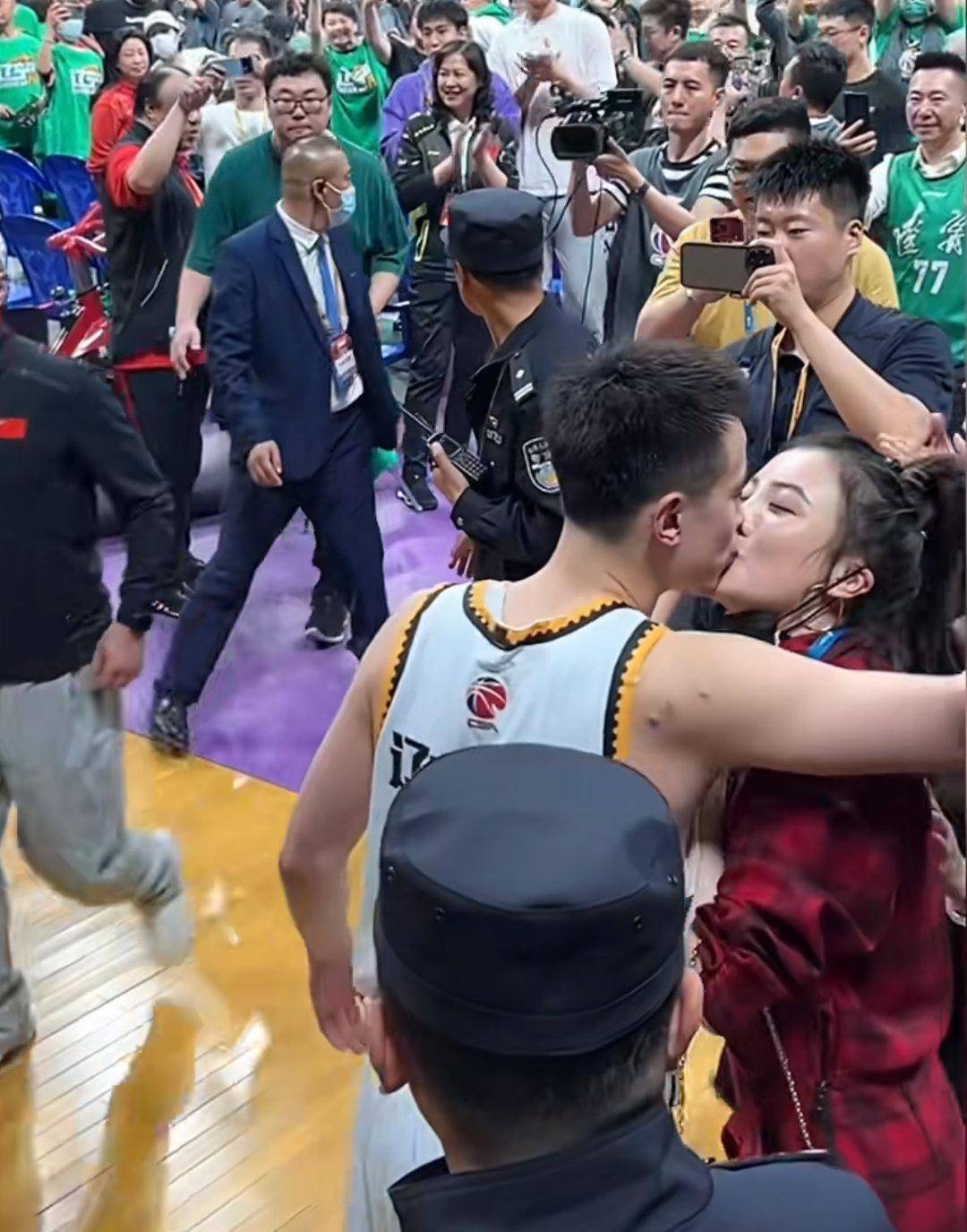 赵继伟掀起漂亮媳妇,侧身亲吻郭艾伦_王君瑞_辽宁_妻子