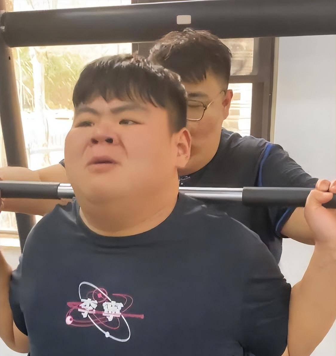 "山东第一胖"王浩楠剃光头,光膀子健身引热议,网友:辣眼睛_减肥_什么