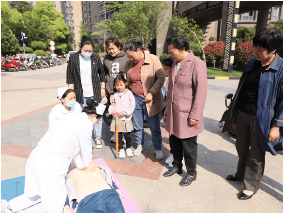 邀请综合病区医生李涛涛,中医妇科医生沈玲等参加义诊