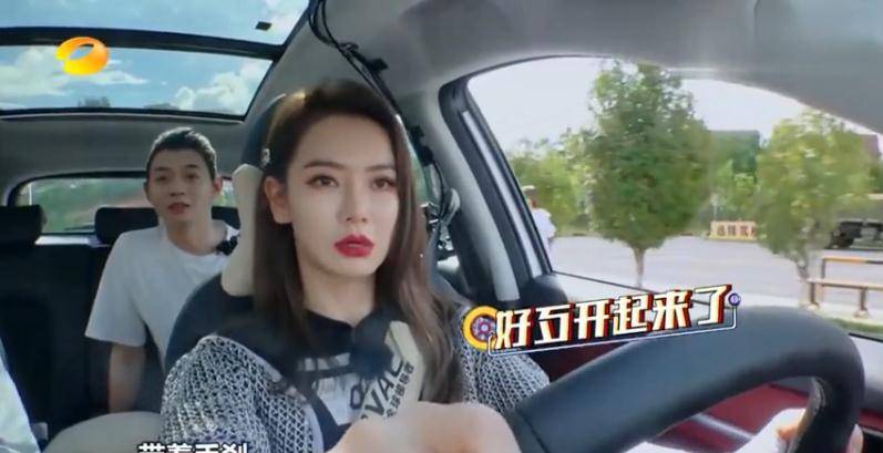 原创            女明星开车有多可怕，看看戚薇和倪萍就知道了（中国女明星开车的照片）