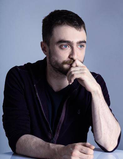 腰上绑10来条狗,美女坐怀中他紧张到皱眉_丹尼尔_男人_胡子