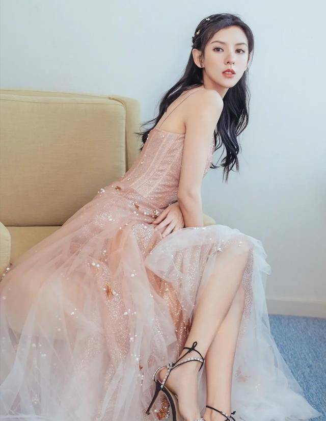 "精致美人"张予曦厉害了,穿什么衣服都好看,真是在逃公主本人_造型