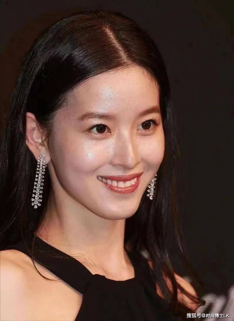 章泽天二胎后大变样,与刘强东长期分居,小腹赘肉明显,太累_身材_黑色