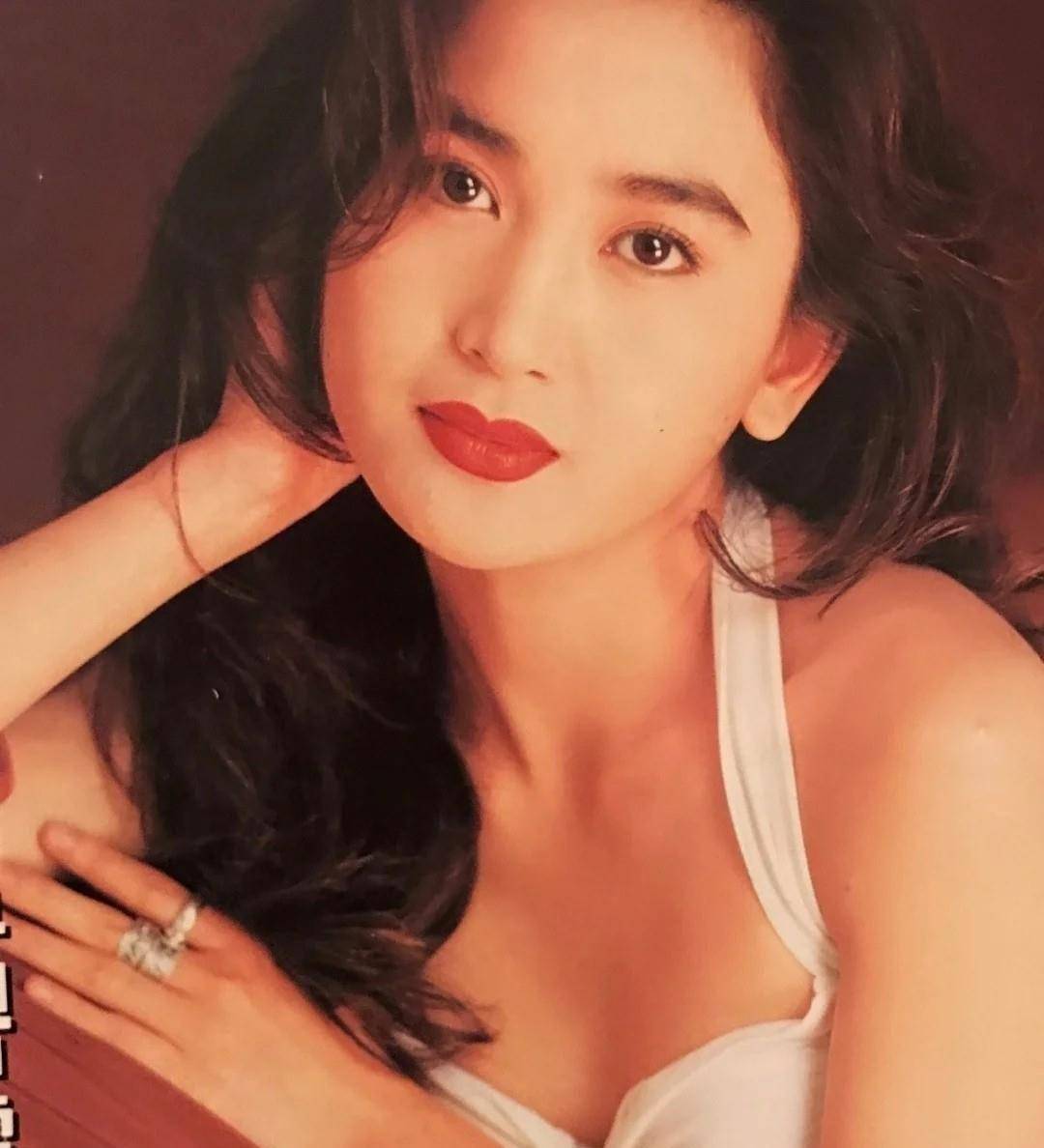 "火玫瑰"温碧霞,不愧是最媚妲己_丝巾_大衣_驼色