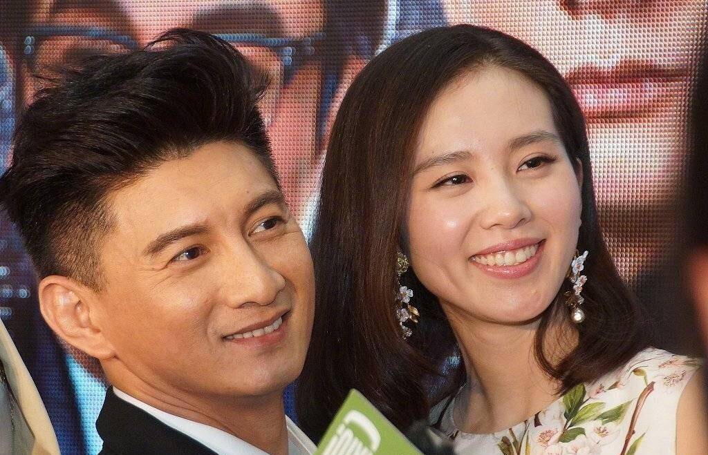 吴奇隆感情经历丰富,先后与杨采宜,凯少芬,胡若萱等人相恋.