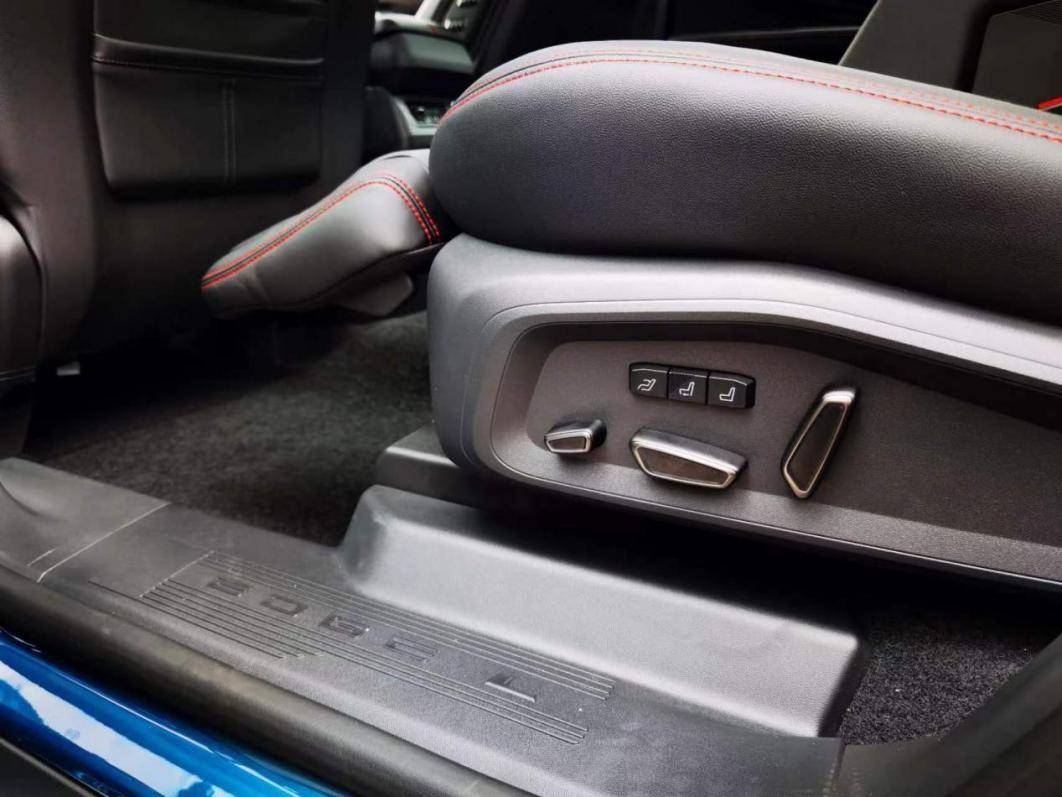 陆放大了100mm,车内空间也更加充裕,特别是那两个头等舱座椅,对我这种