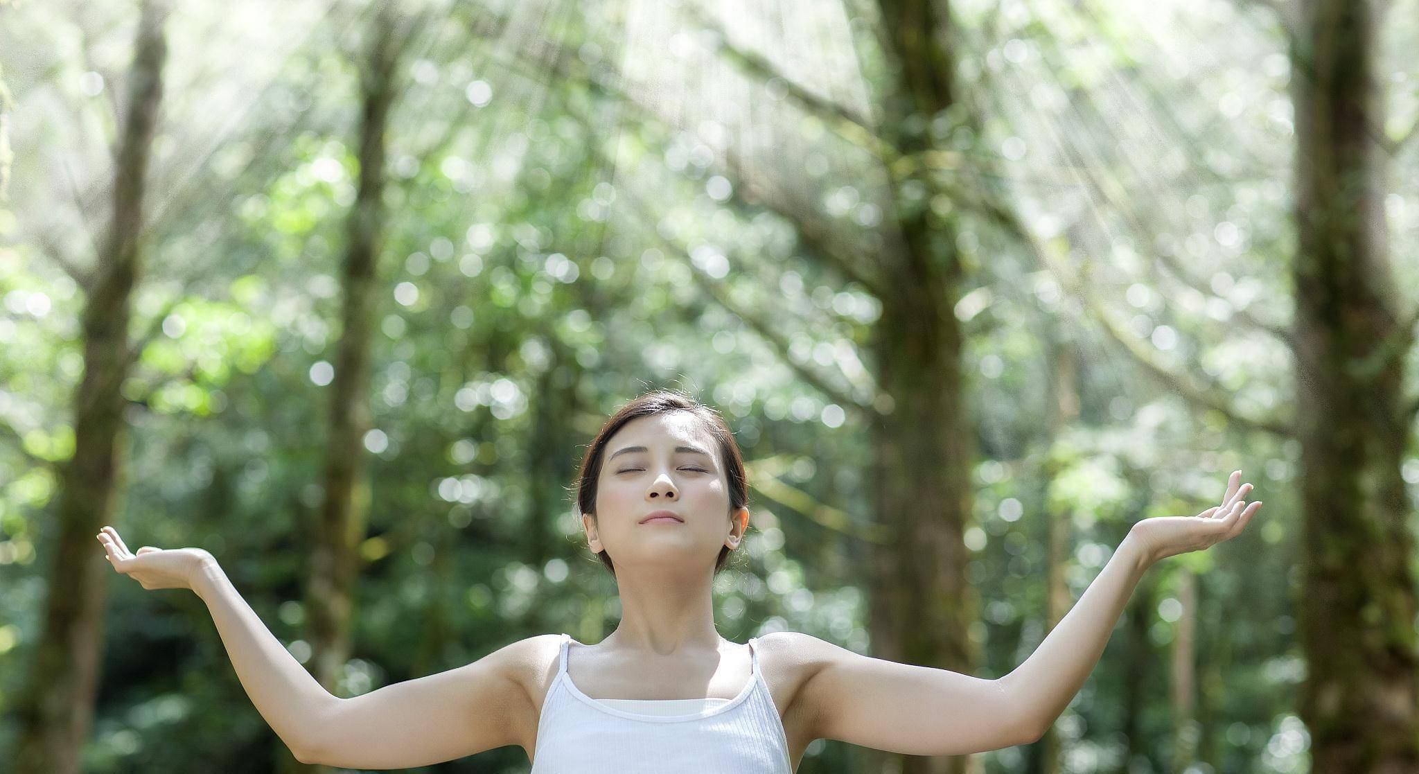 "徽州宴老板娘"遛狗事件,提醒我们重视两个问题_女子_德行_情绪