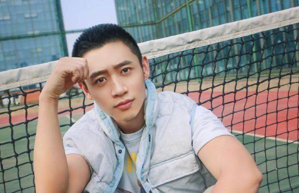 "快男"魏晨宣布结婚,看了他老婆素颜照后,终于懂为啥粉丝不服了_身材