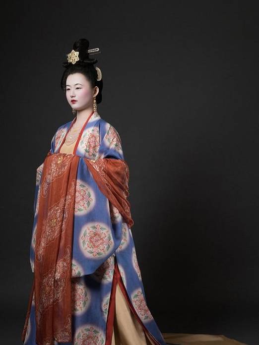 五代十国贵妇装束复原图:这是比唐朝更奢华的服饰!_时期_汉服_武人