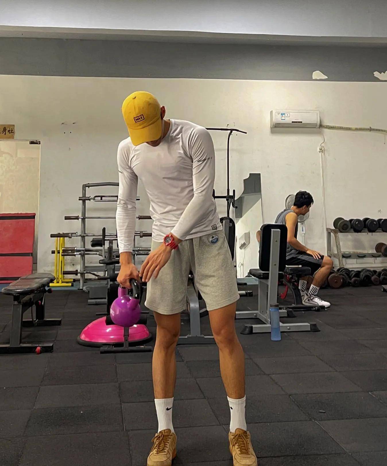 00后广州健身教练,腹肌太撩人